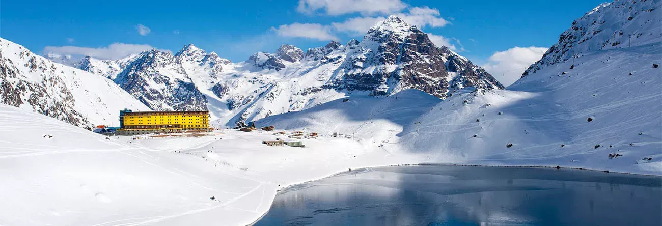 Pessoa em camelo no deserto