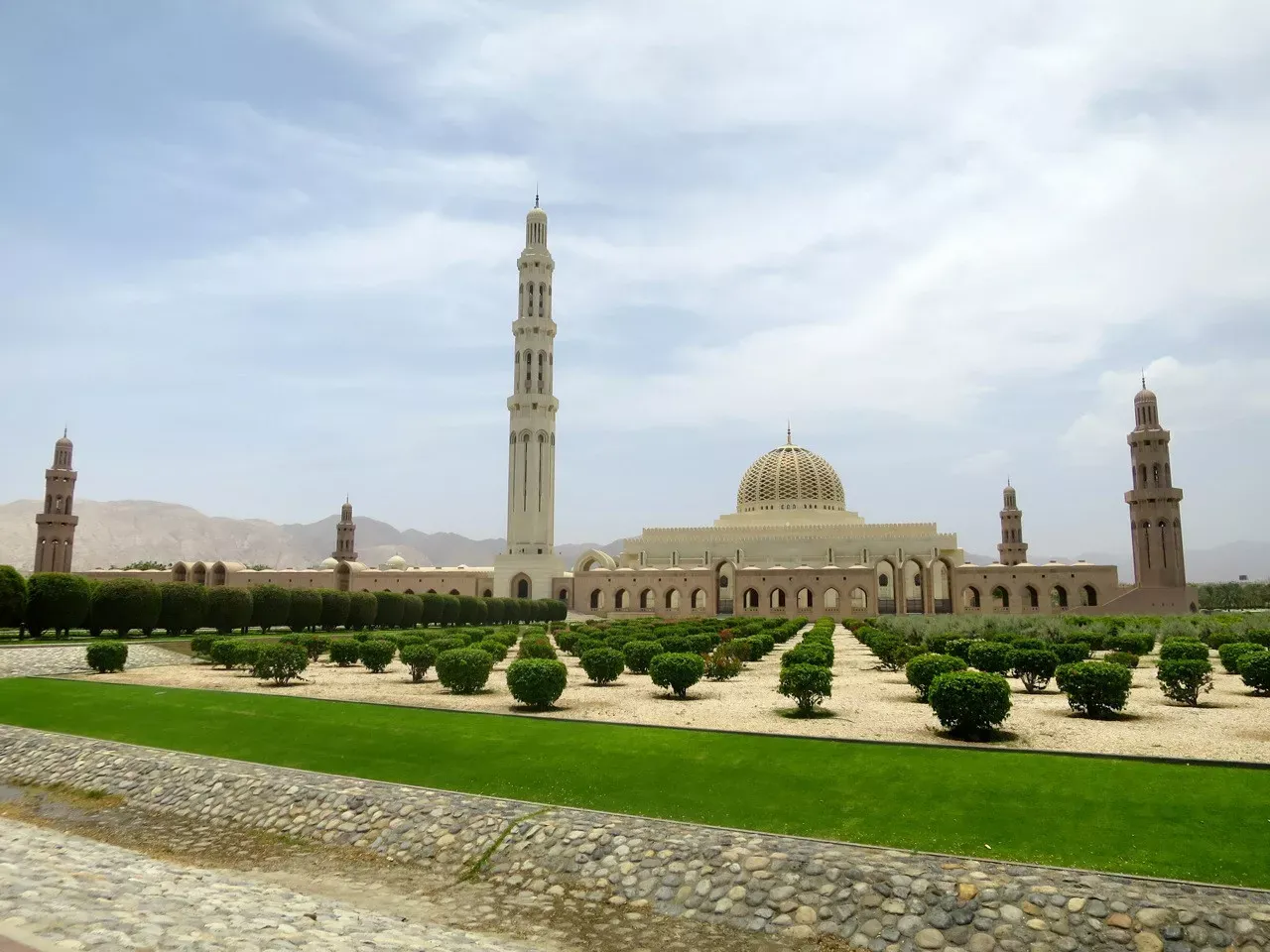 Pessoa em camelo no deserto