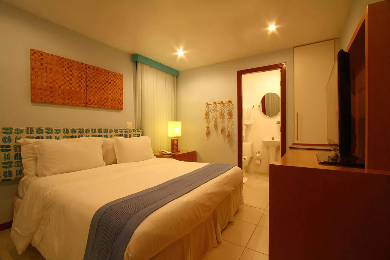 Pessoa em camelo no deserto