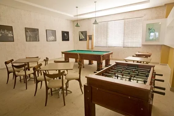 Pessoa em camelo no deserto