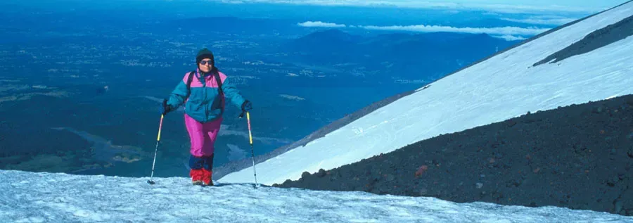 Pessoa em camelo no deserto