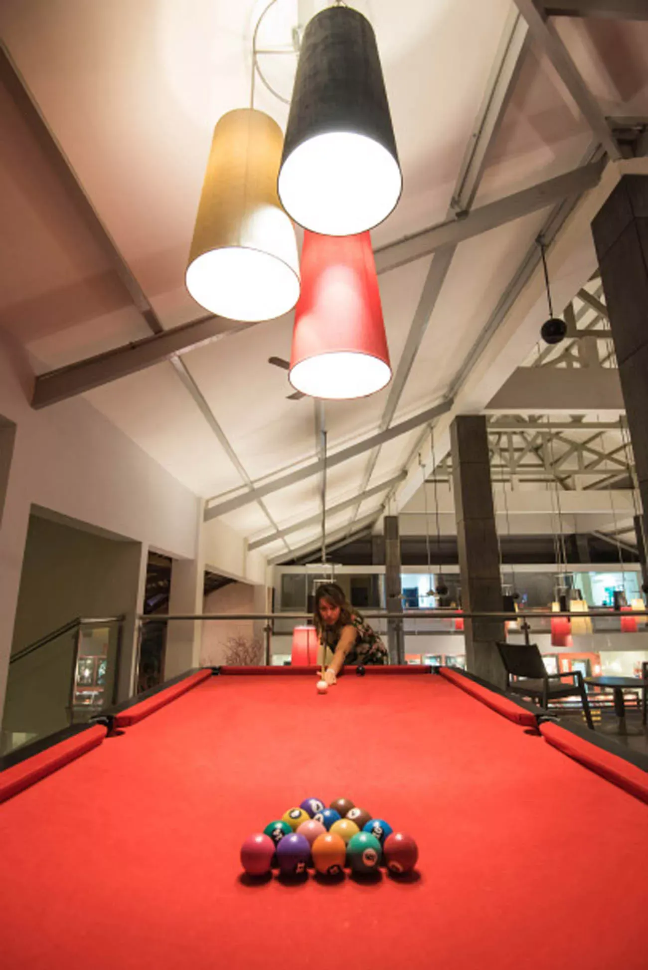 Pessoa em camelo no deserto