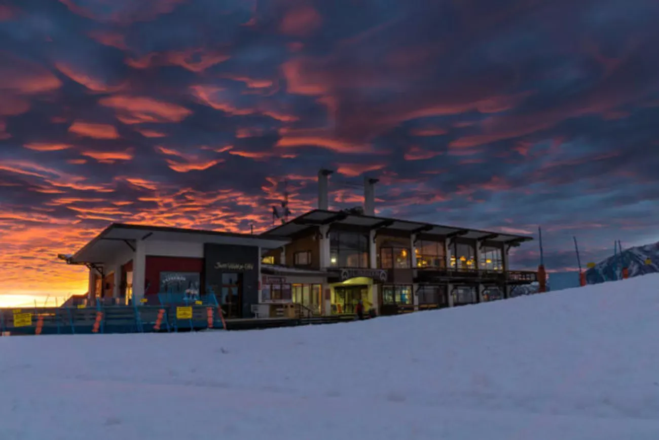 Pessoa em camelo no deserto