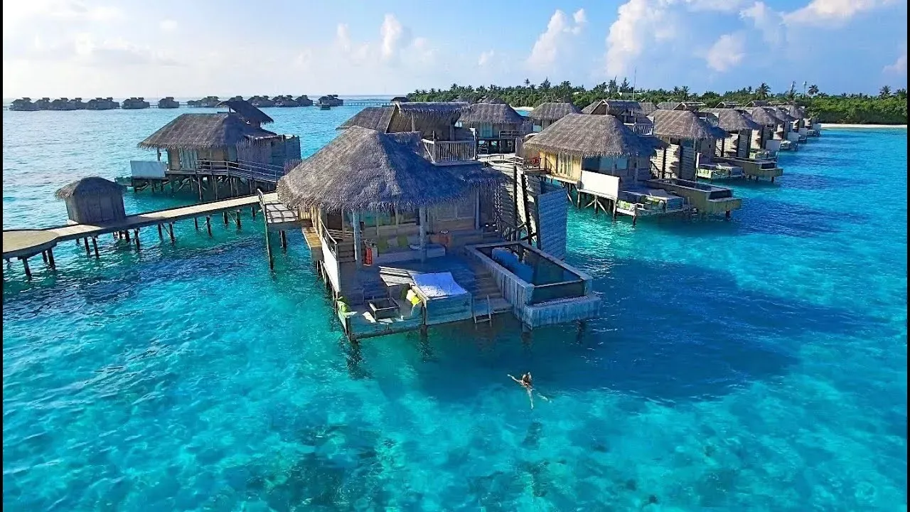 Pessoa em camelo no deserto