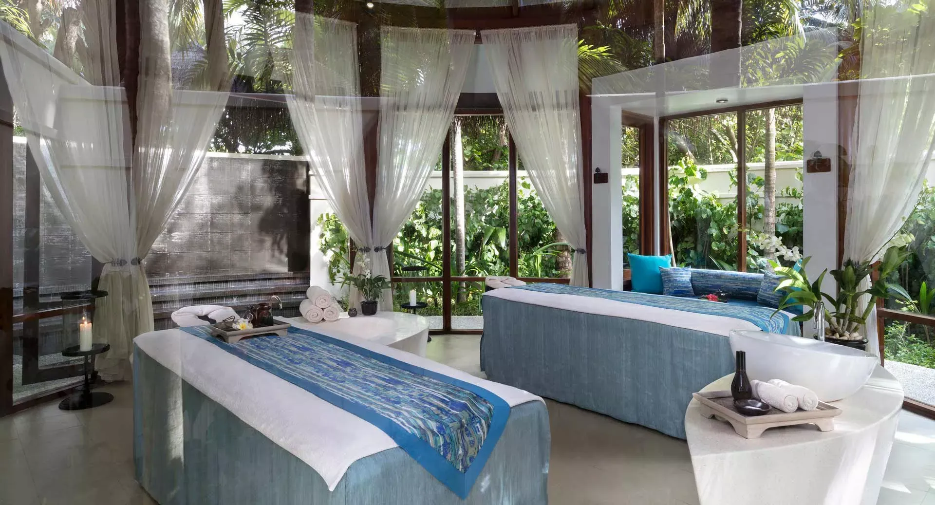 Pessoa em camelo no deserto