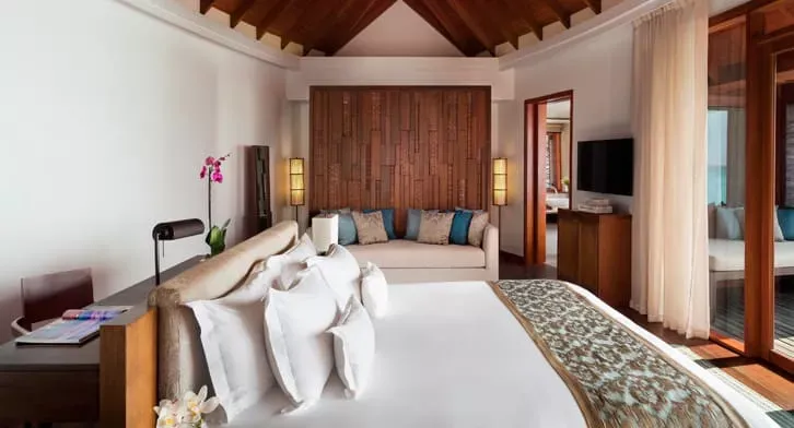 Pessoa em camelo no deserto