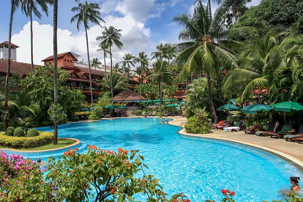 Pessoa em camelo no deserto