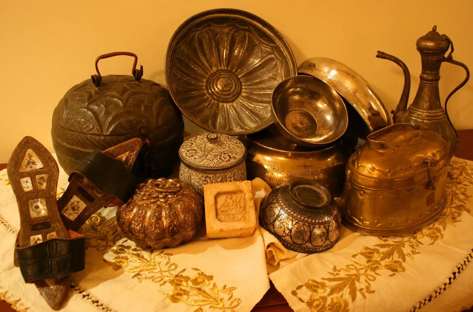 Pessoa em camelo no deserto