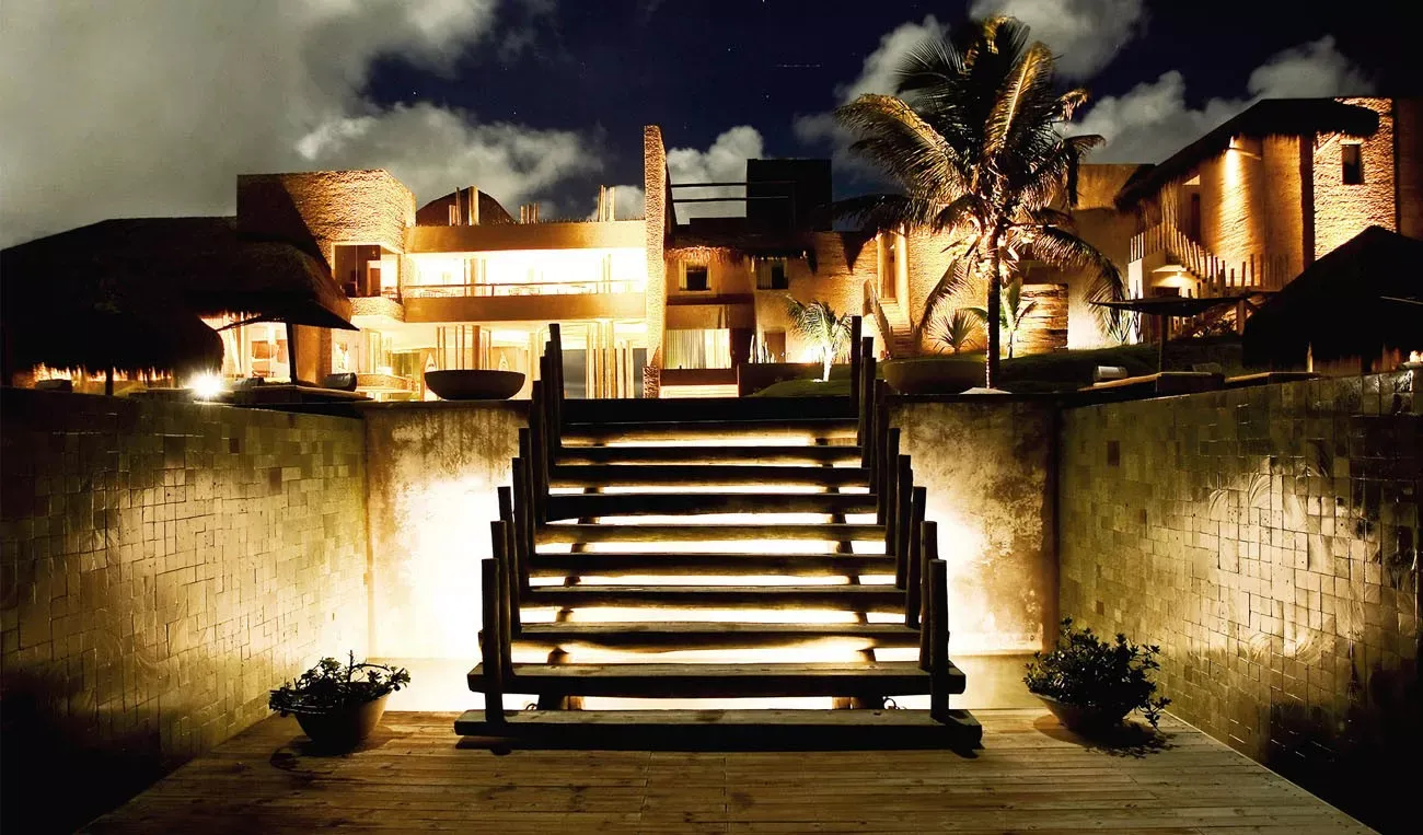 Pessoa em camelo no deserto