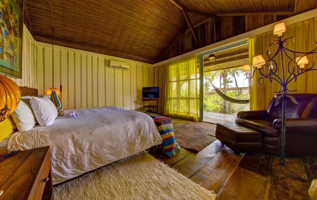 Pessoa em camelo no deserto