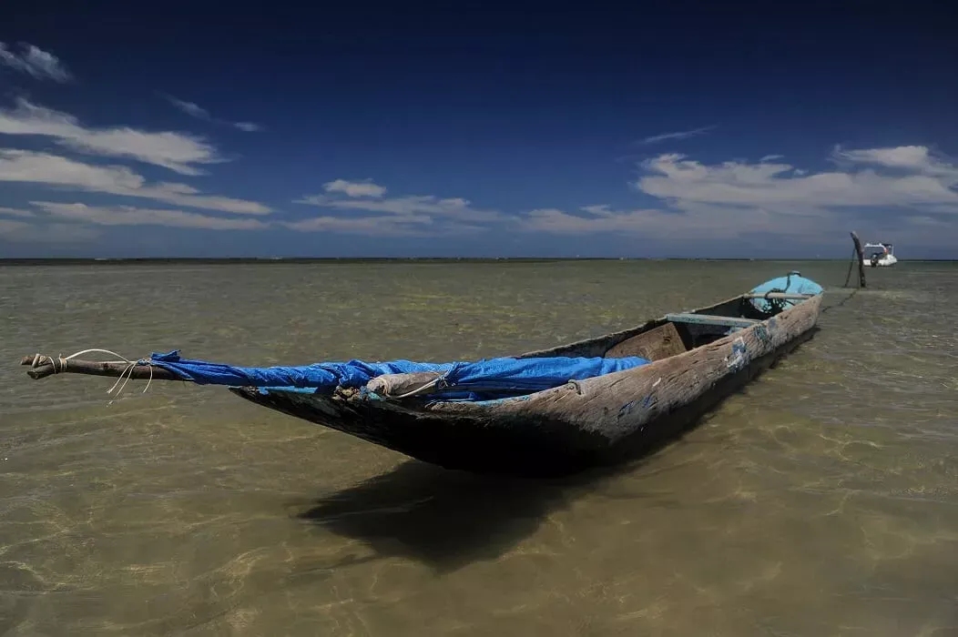Pessoa em camelo no deserto
