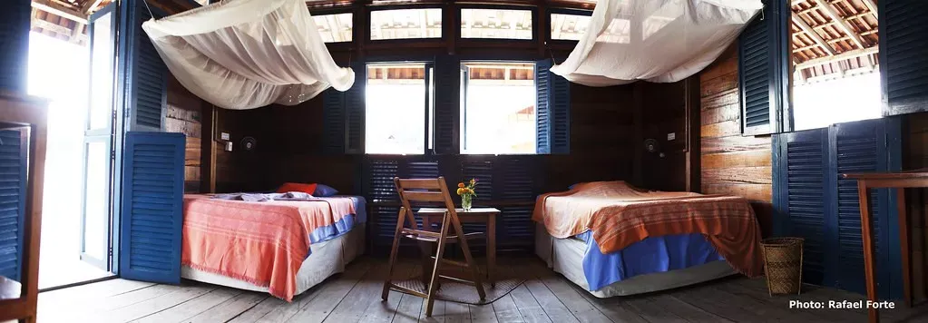 Pessoa em camelo no deserto