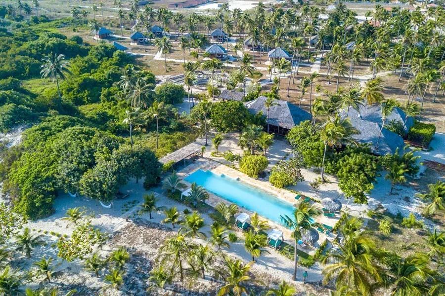 Pessoa em camelo no deserto