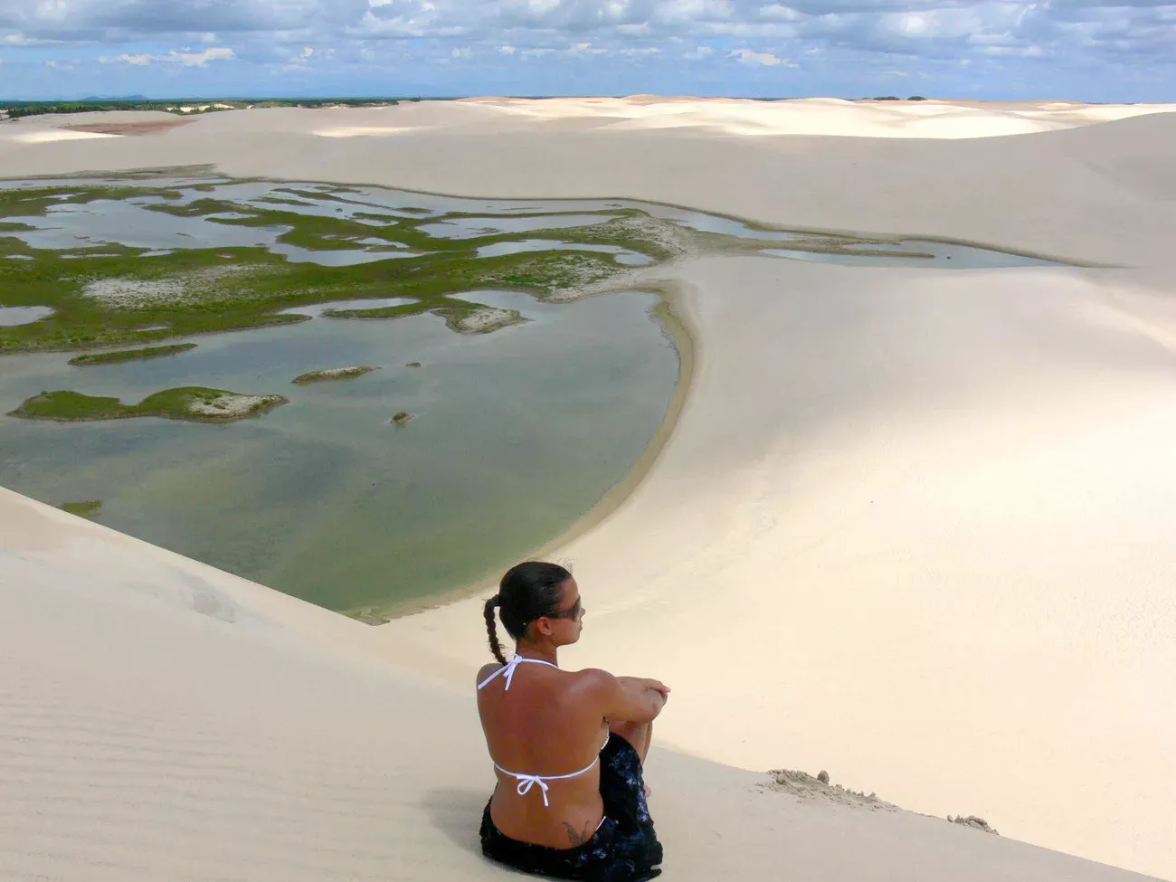 Pessoa em camelo no deserto