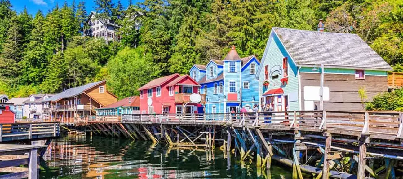 Casas no rio em Ketchikan, Alaska