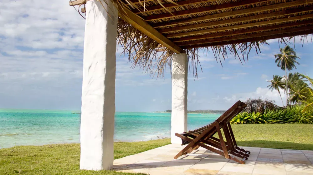 Pessoa em camelo no deserto