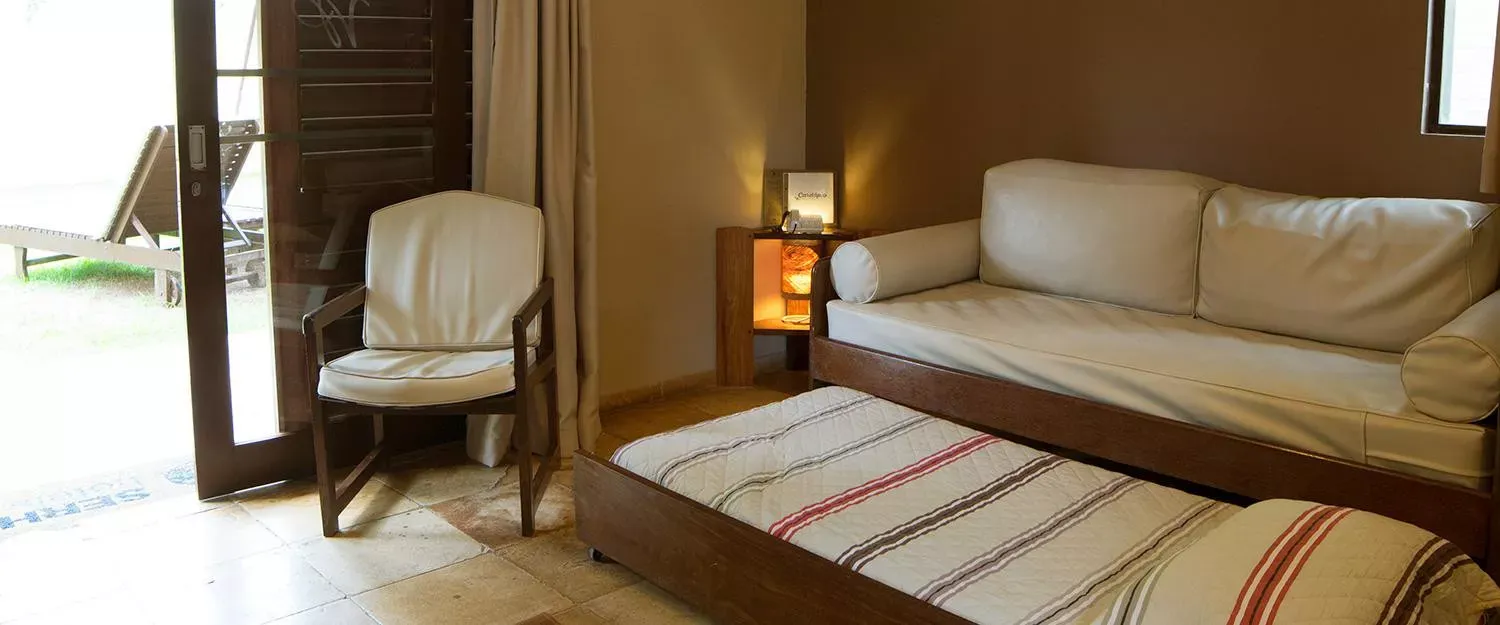 Pessoa em camelo no deserto