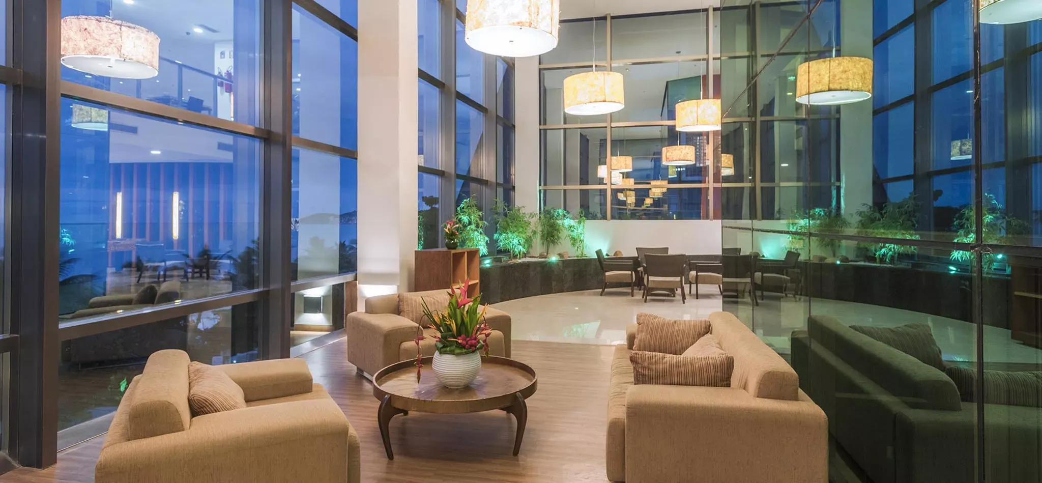 Pessoa em camelo no deserto