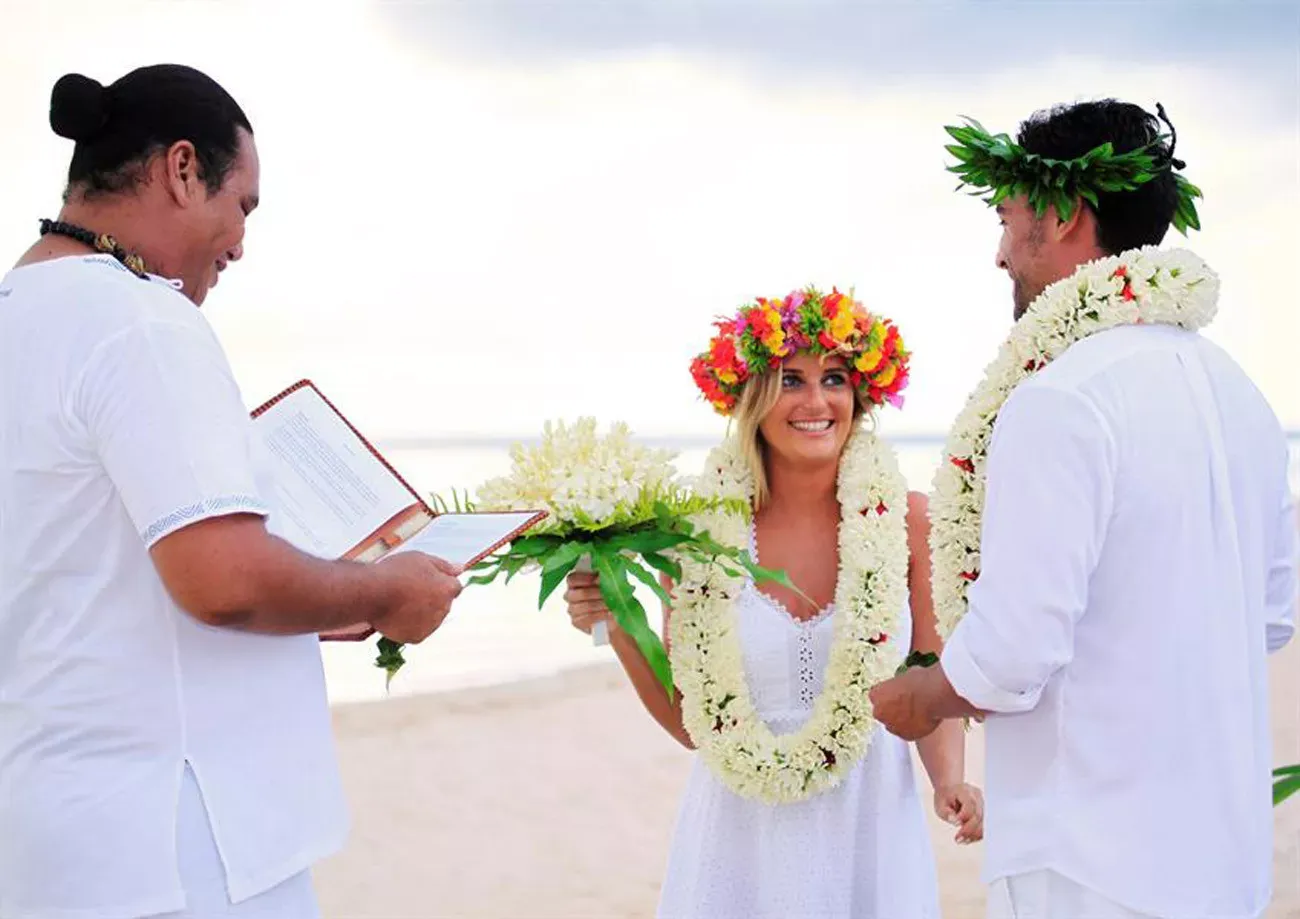 Pessoa em camelo no deserto