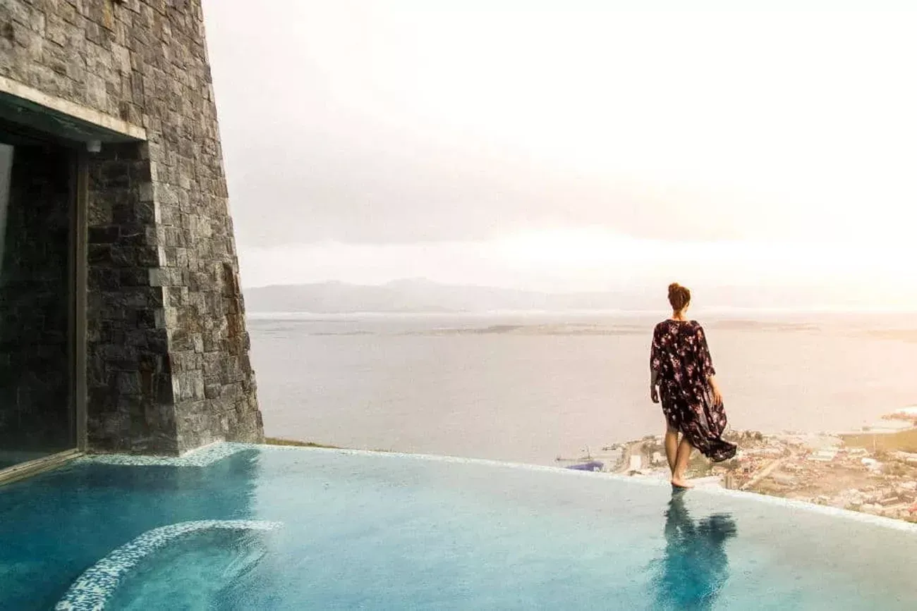 Pessoa em camelo no deserto