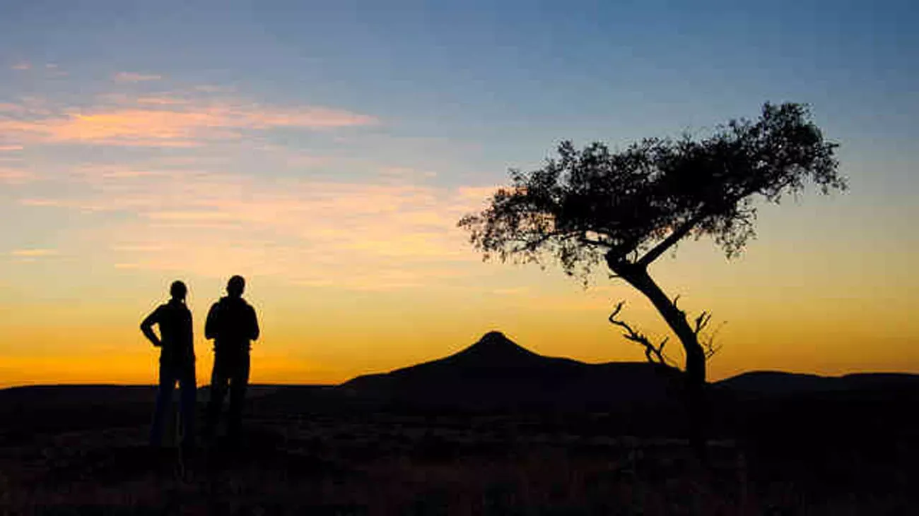 Pessoa em camelo no deserto