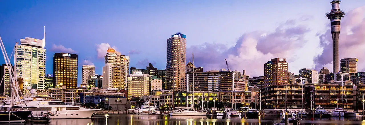 Pessoa em camelo no deserto