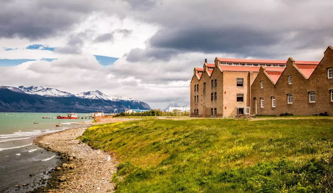 Pessoa em camelo no deserto