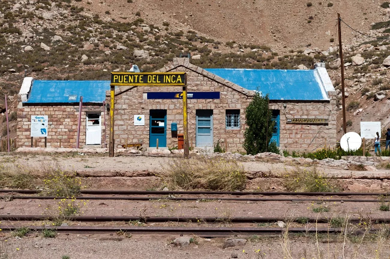 Pessoa em camelo no deserto