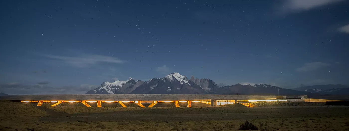 Pessoa em camelo no deserto