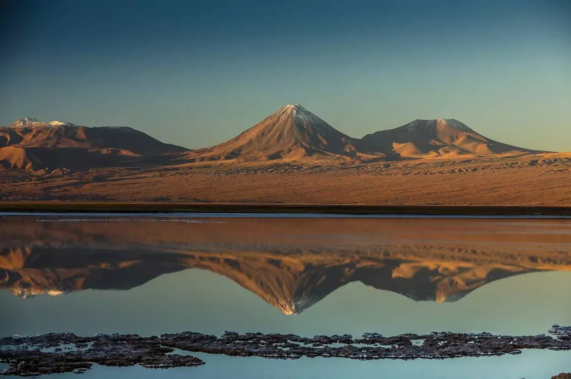 Pessoa em camelo no deserto