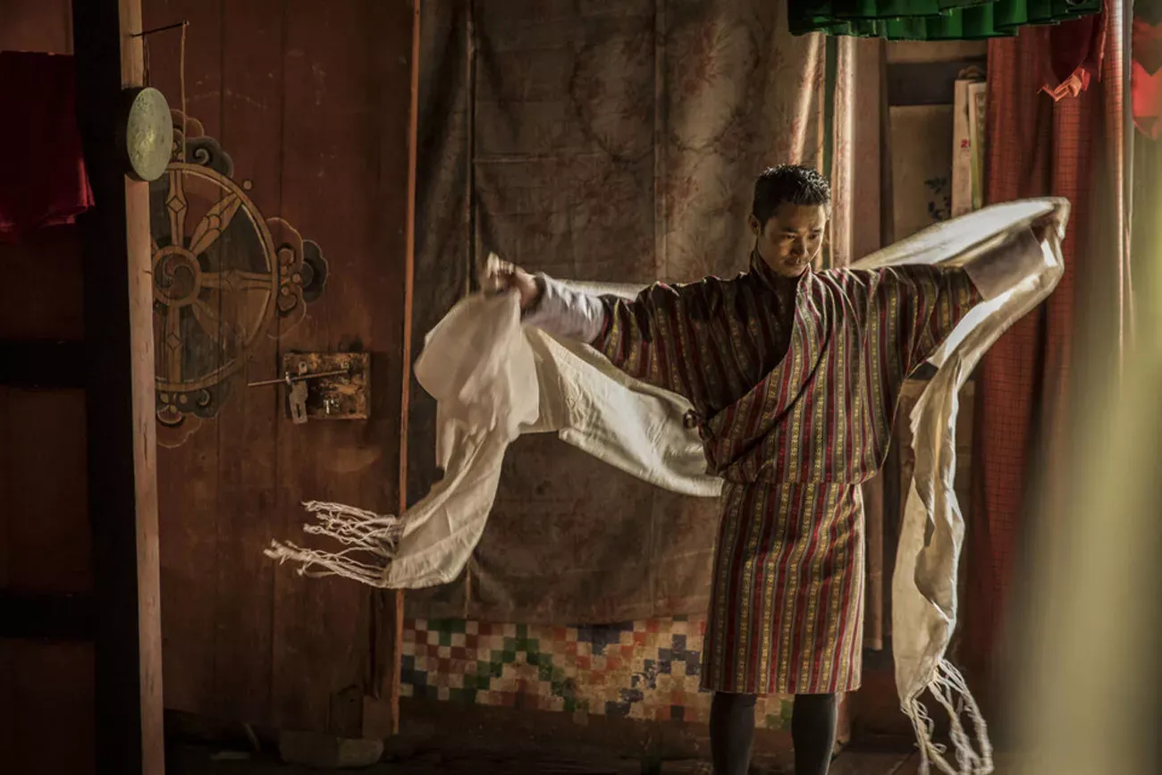 Pessoa em camelo no deserto