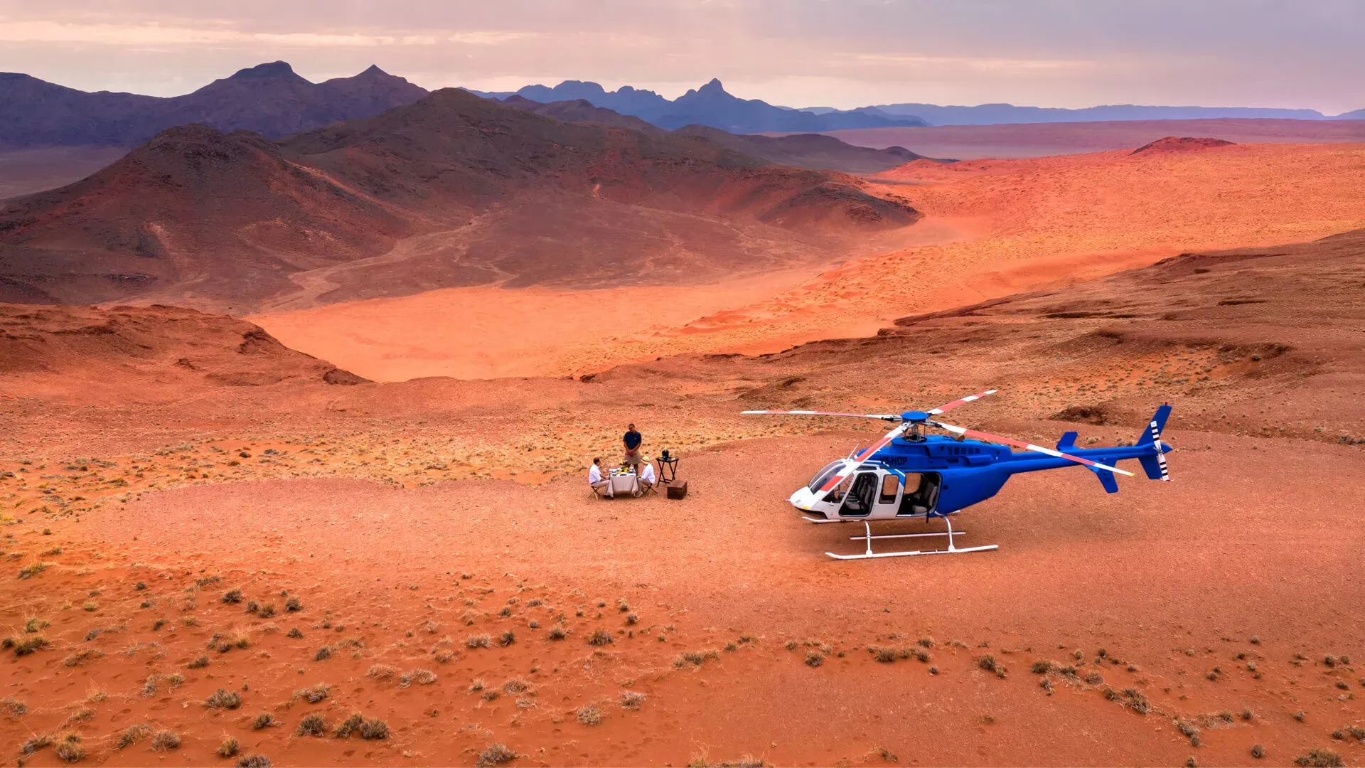Pessoa em camelo no deserto
