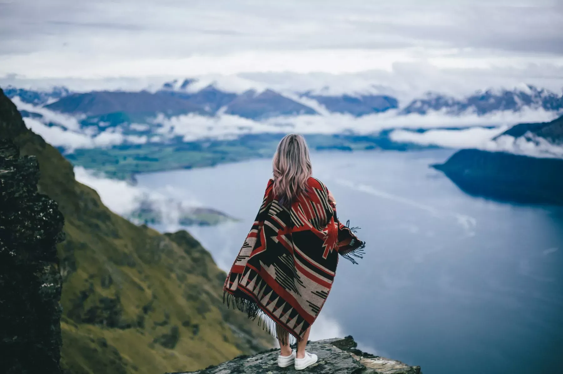 Pessoa em camelo no deserto