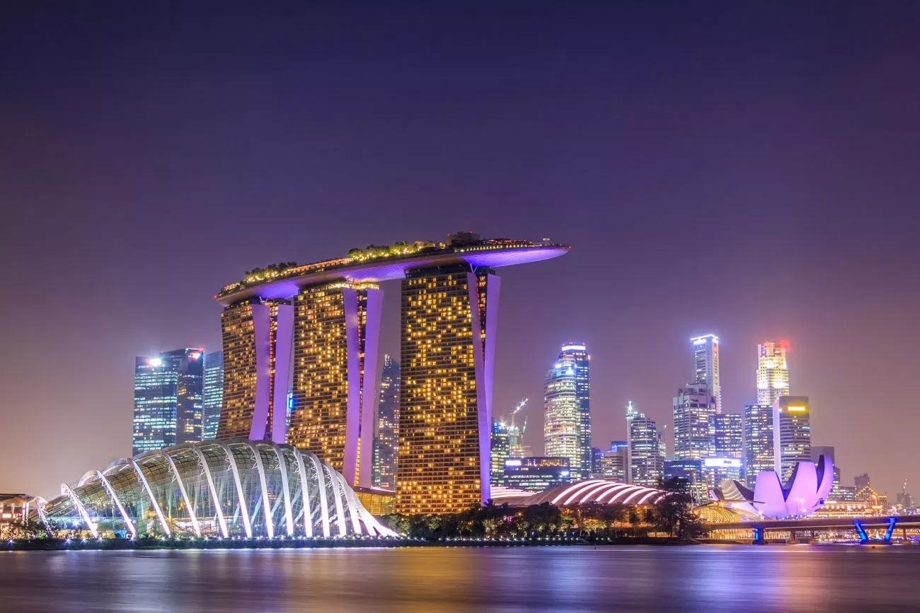 Pessoa em camelo no deserto