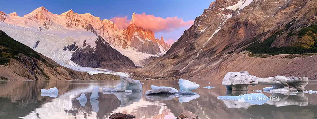 Pessoa em camelo no deserto