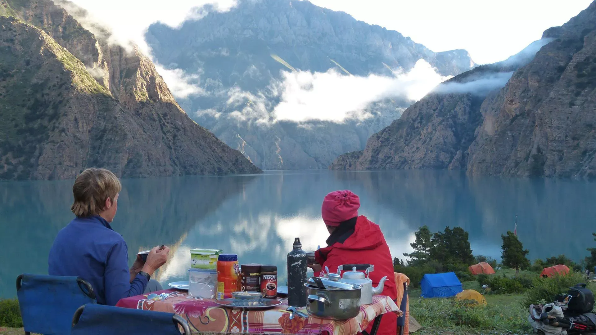 Pessoa em camelo no deserto