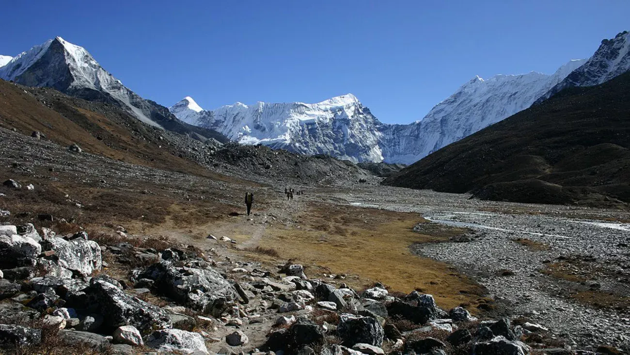 Pessoa em camelo no deserto