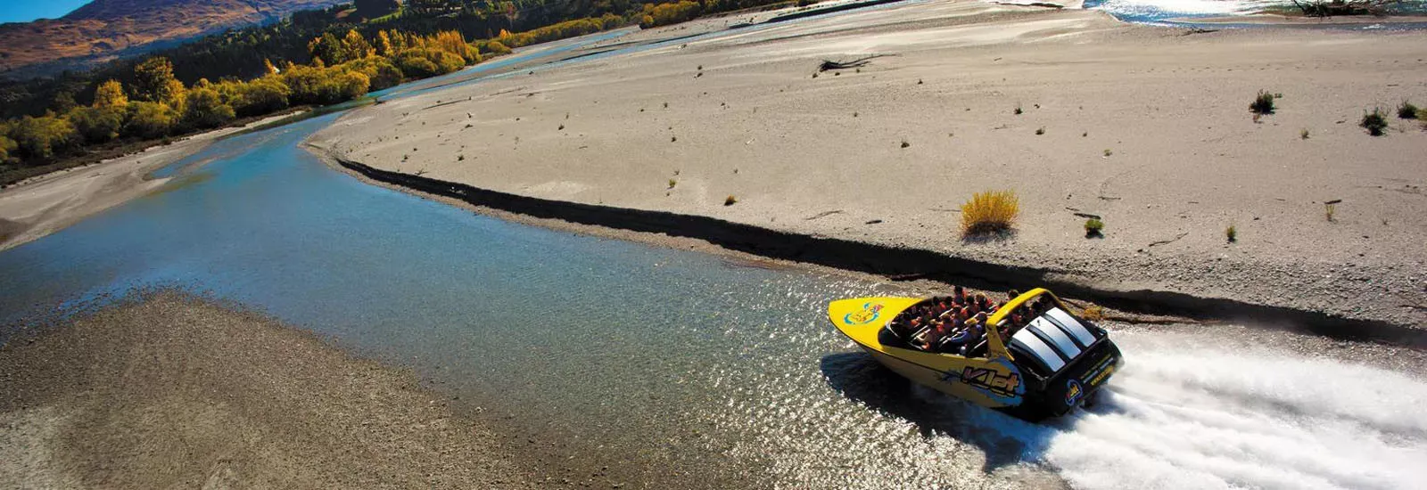 Pessoa em camelo no deserto