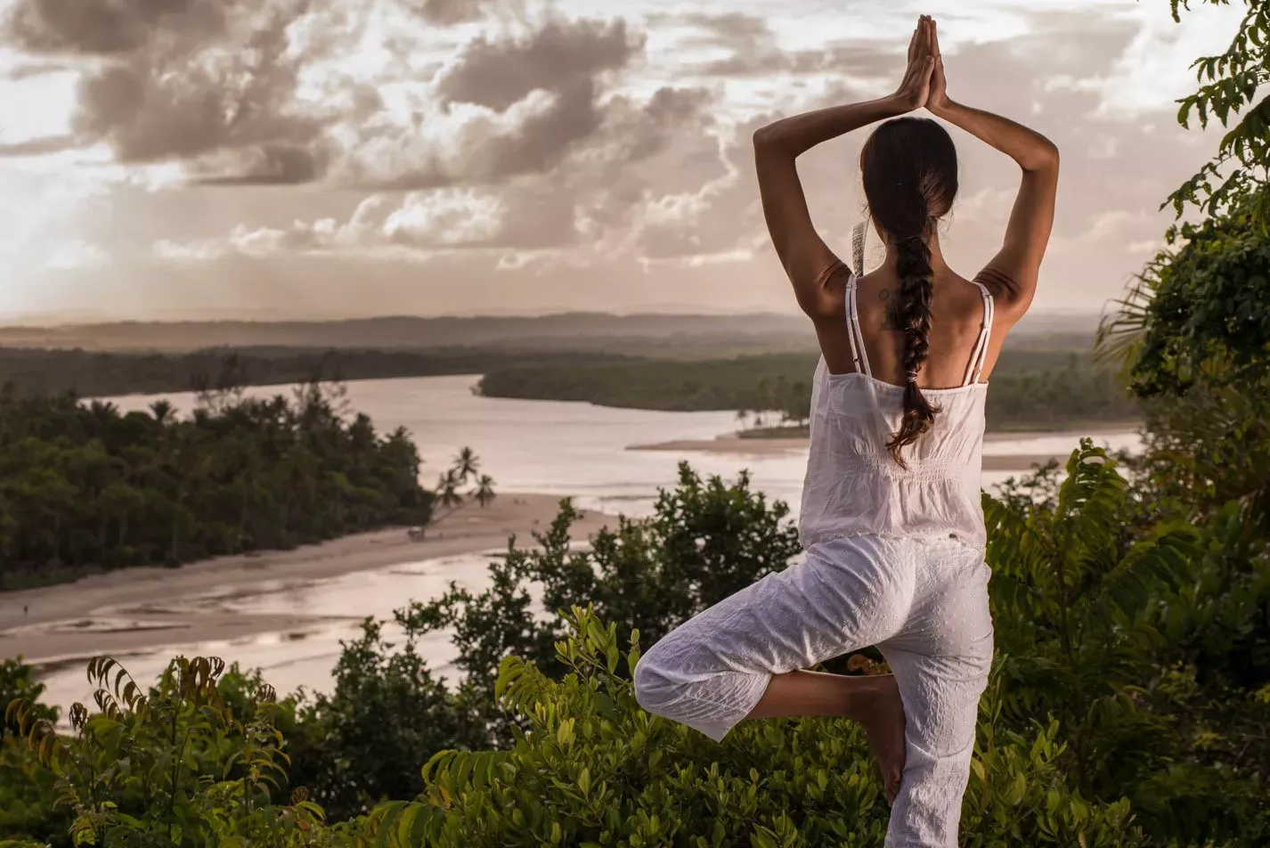 Pessoa em camelo no deserto