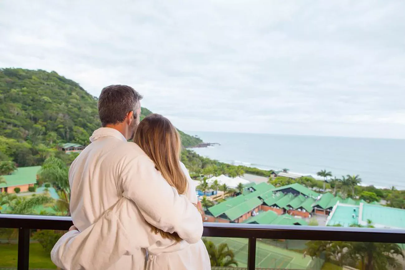 Pessoa em camelo no deserto