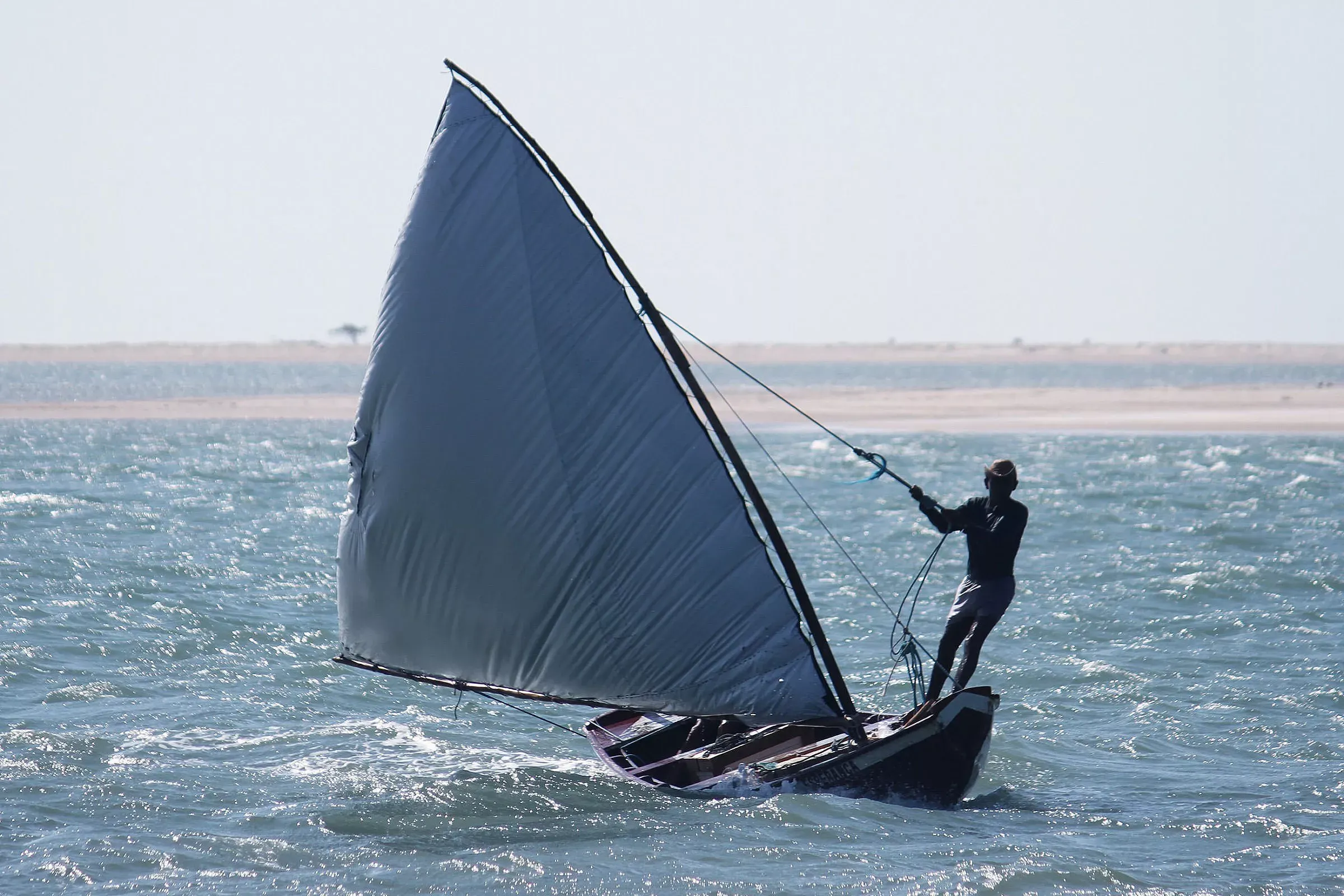 Pessoa em camelo no deserto