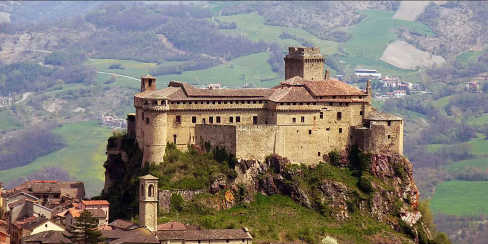 Pessoa em camelo no deserto