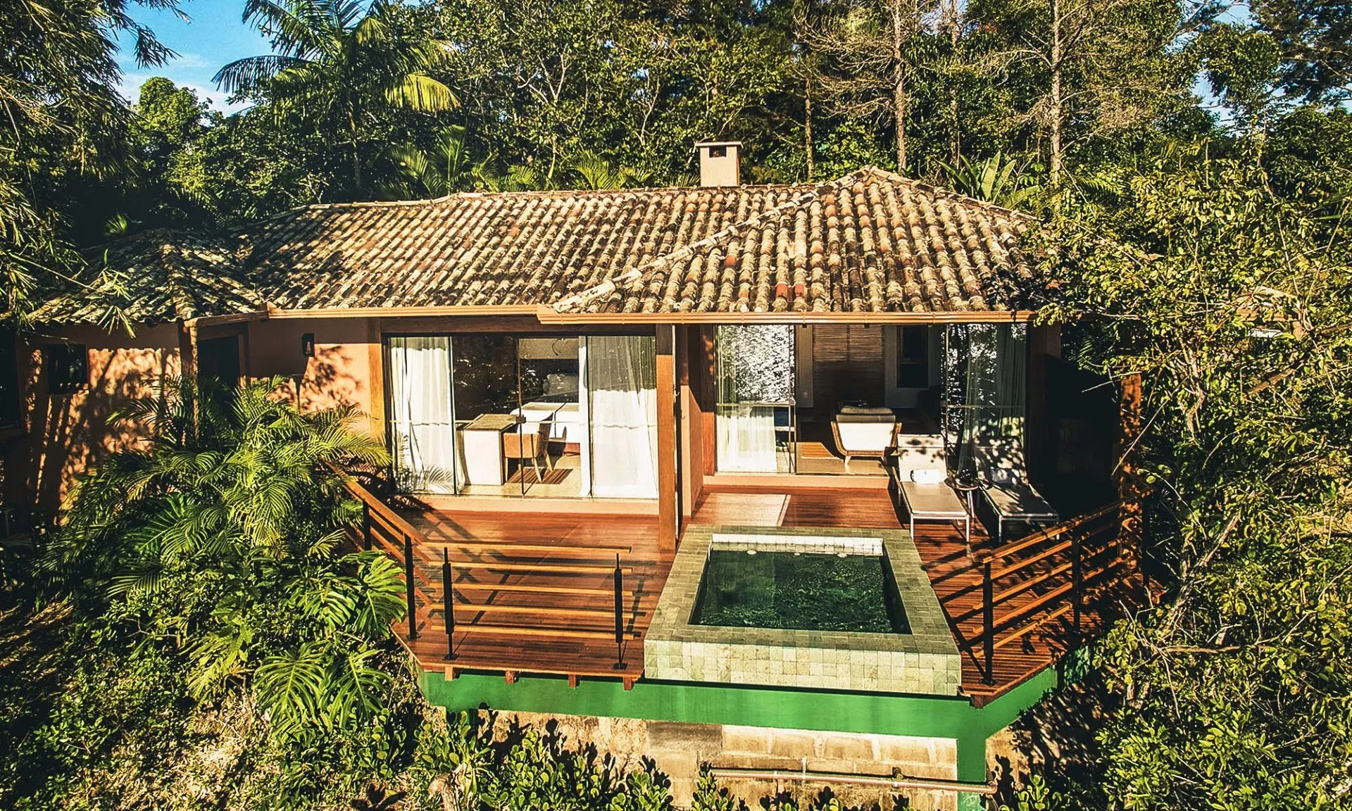 Pessoa em camelo no deserto