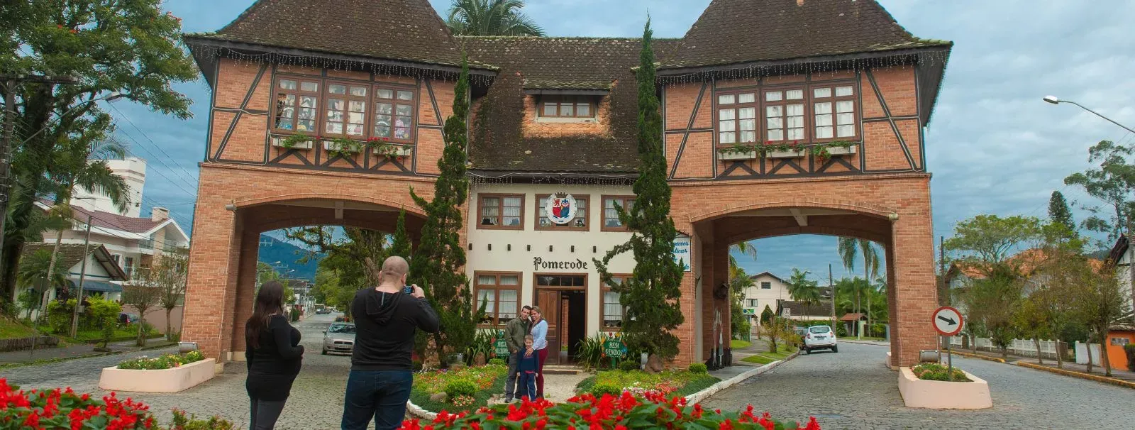 Pessoa em camelo no deserto