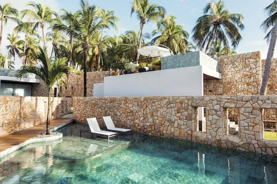 Pessoa em camelo no deserto