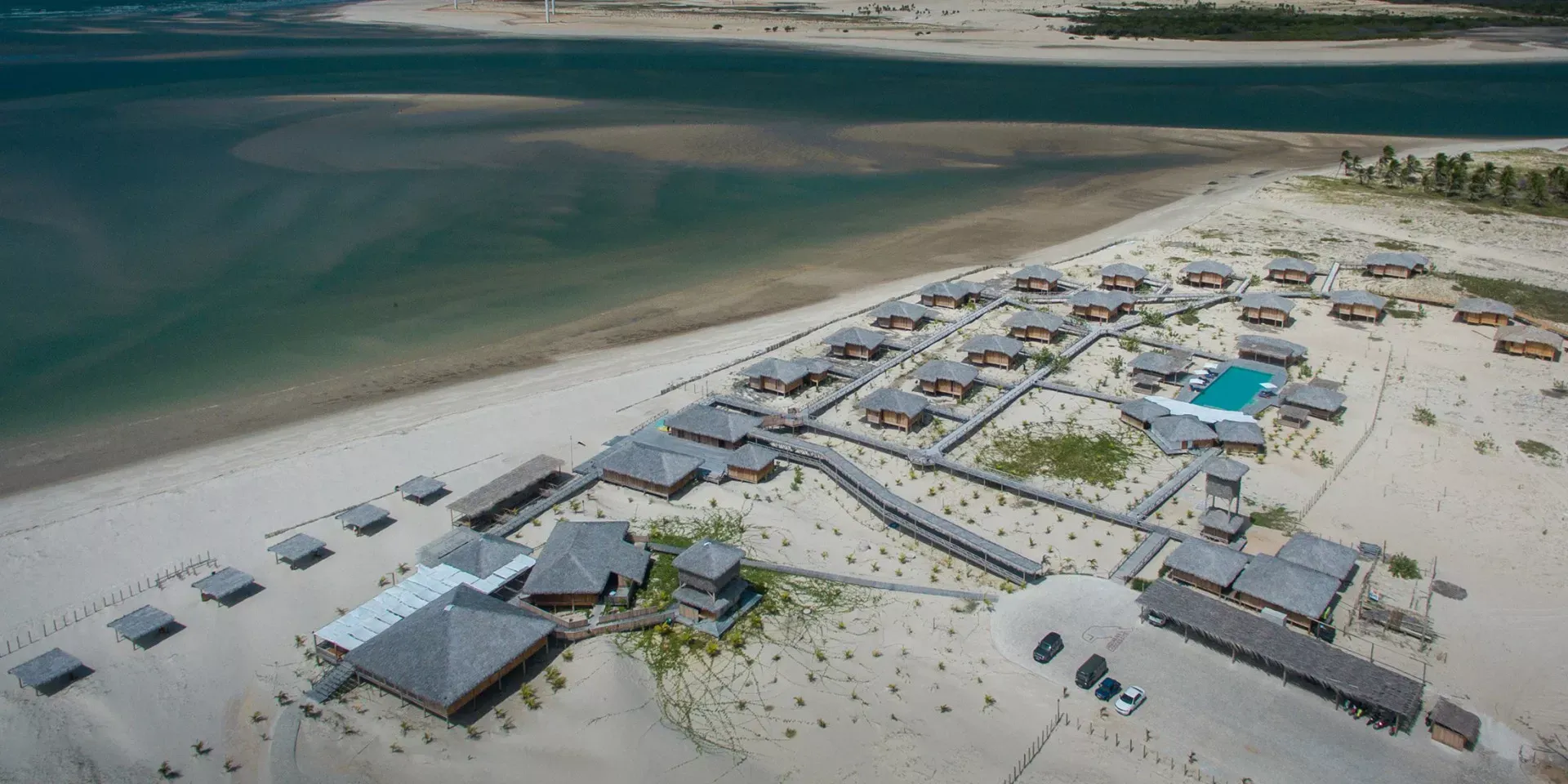 Pessoa em camelo no deserto