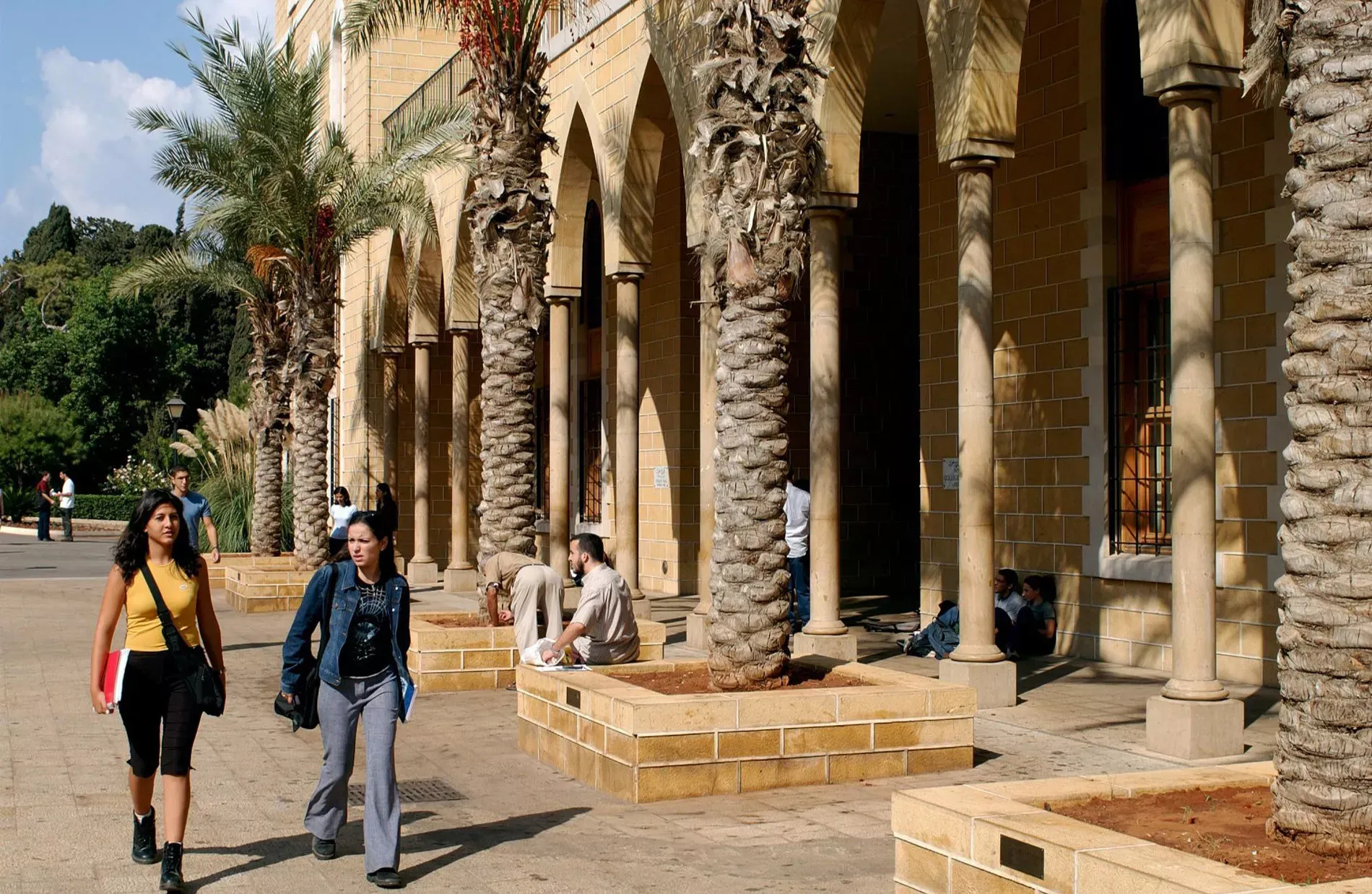 Pessoa em camelo no deserto