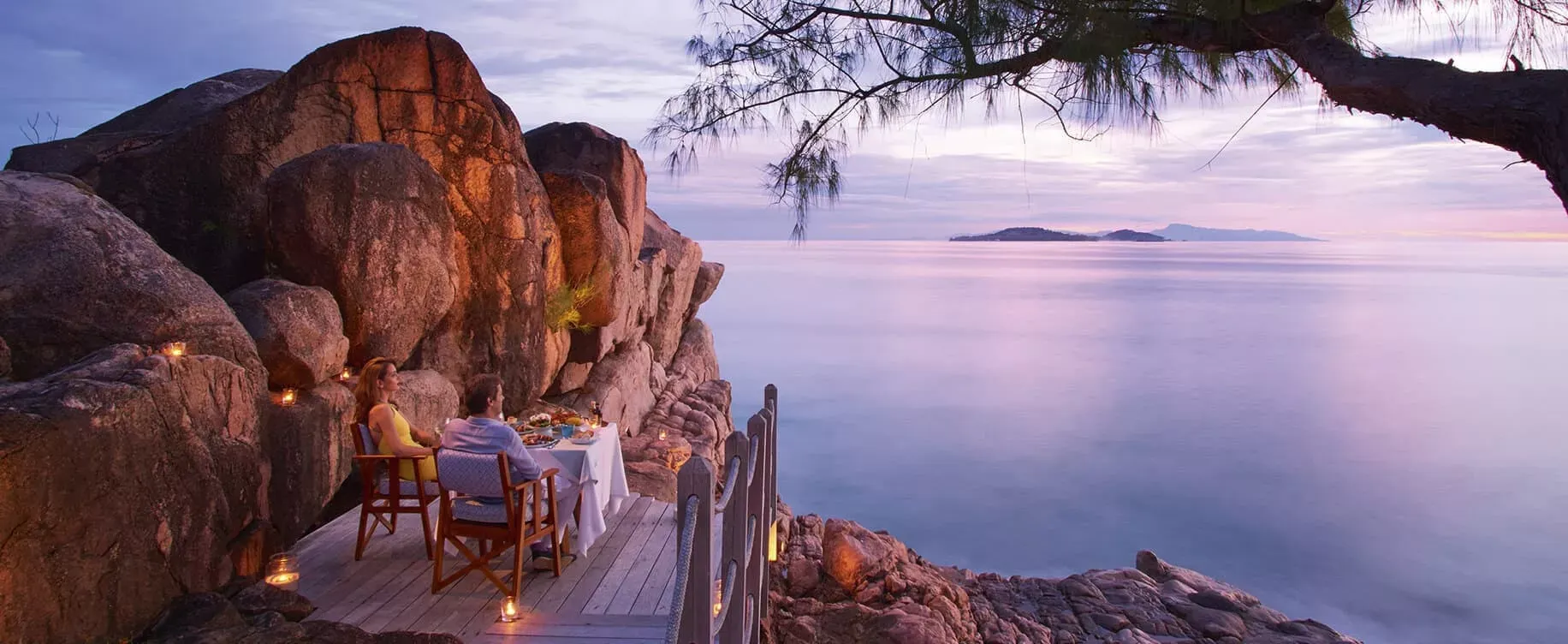 Pessoa em camelo no deserto