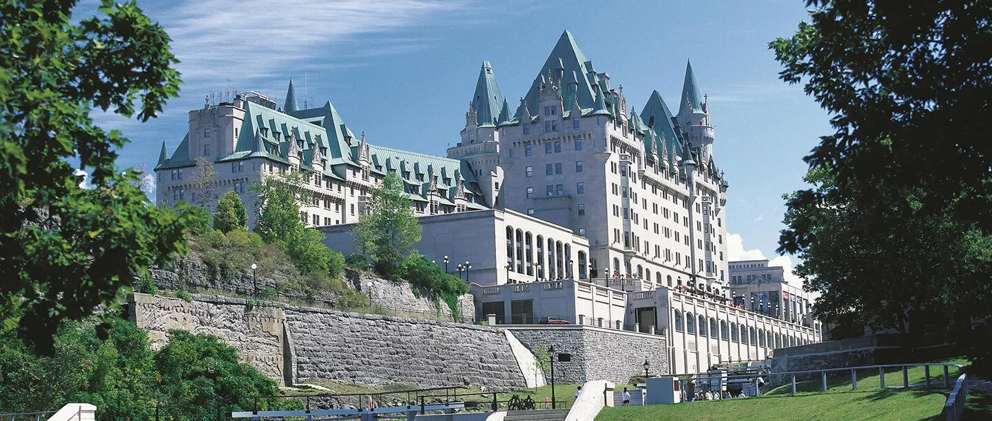 Pessoa em camelo no deserto