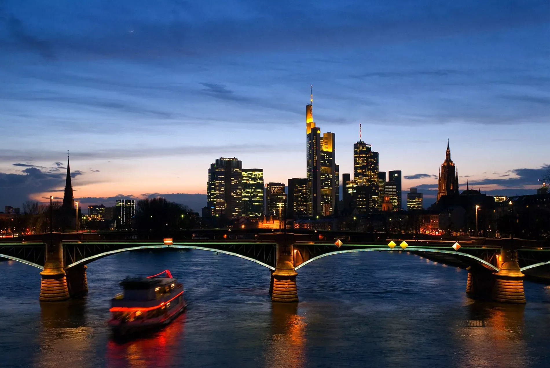 Pessoa em camelo no deserto